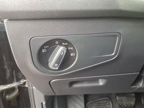 Used 2018 Volkswagen Tiguan SEL AWD/4WD image 14