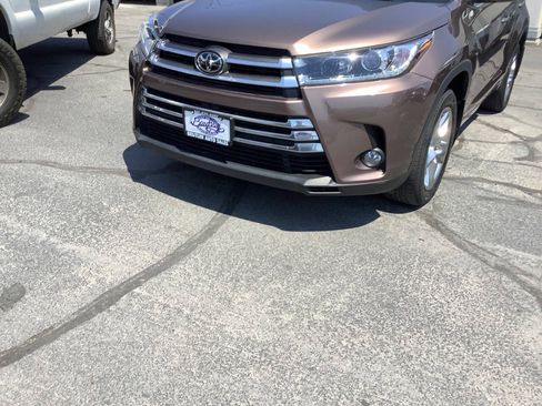 Used 2017 Toyota Highlander Limited AWD/4WD image 4