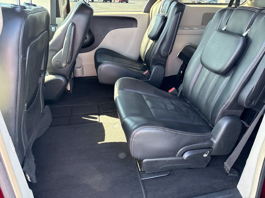 Used 2014 Chrysler Town & Country Touring FWD image 16