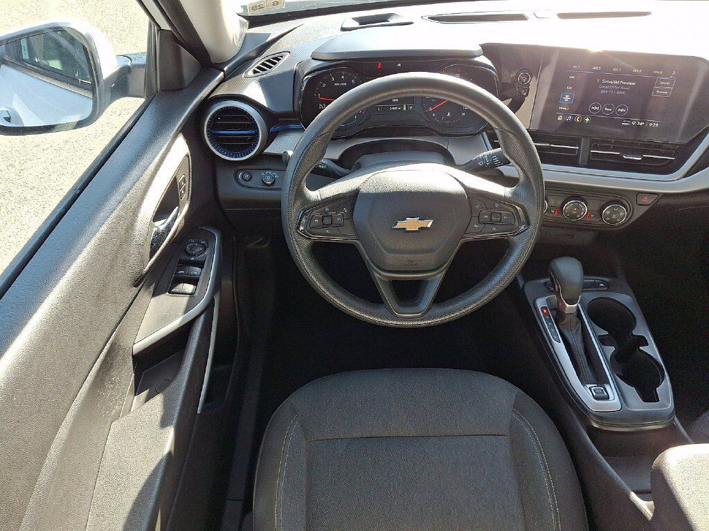 Used 2025 Chevrolet Trax LS w/ LS Convenience Package FWD image 17