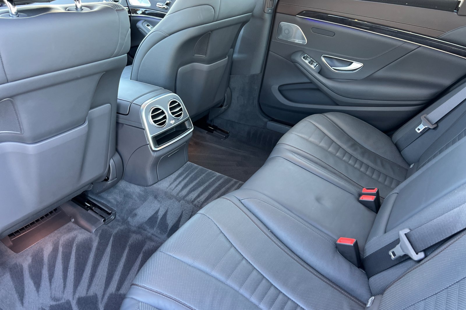 Used 2020 Mercedes-Benz S 560 Sedan image 4
