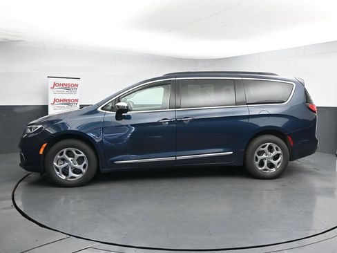 Used 2023 Chrysler Pacifica Limited image 5