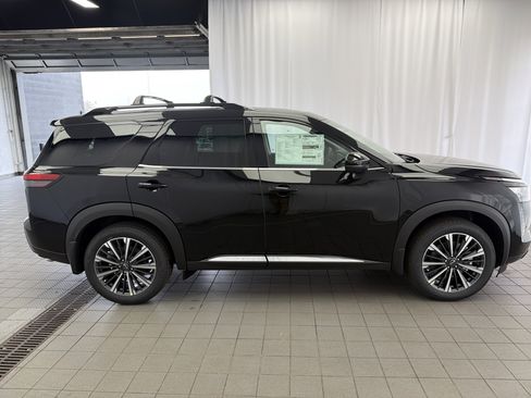 New 2026 Nissan Pathfinder Platinum FWD image 4