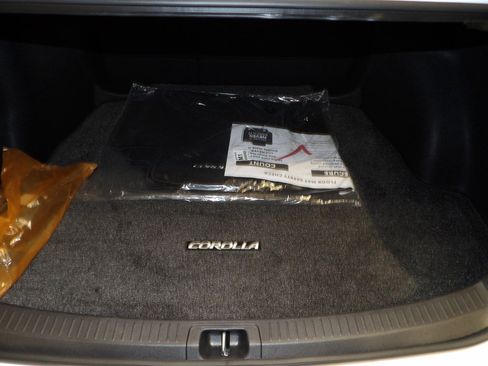 Used 2022 Toyota Corolla LE image 18