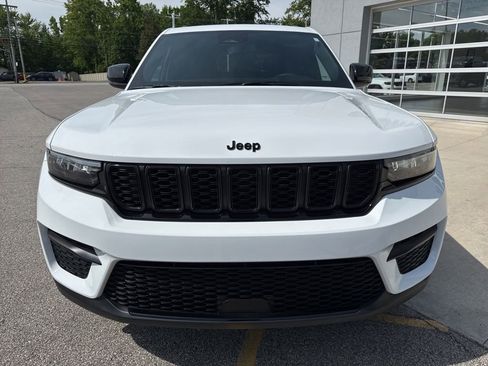 Used 2023 Jeep Grand Cherokee Altitude AWD/4WD image 11