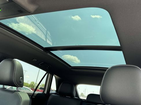 Used 2025 Volkswagen Atlas Cross Sport SEL R-Line image 18