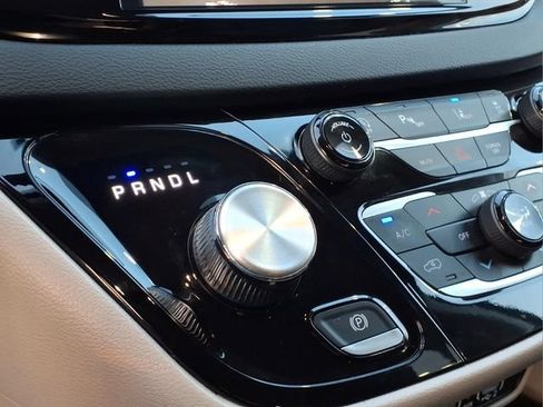Used 2023 Chrysler Pacifica Touring-L FWD image 12