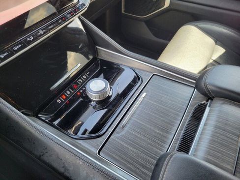 Used 2024 Jeep Wagoneer L Series II RWD image 17