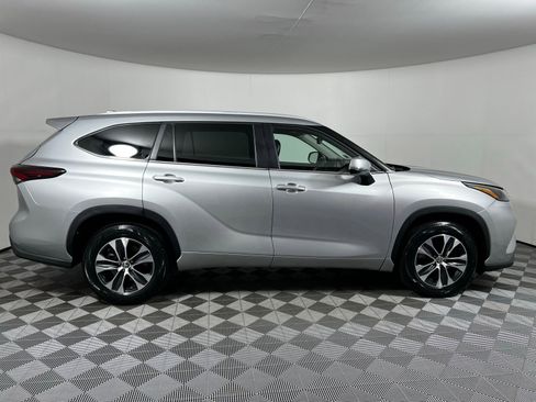 Certified 2024 Toyota Highlander XLE image 4