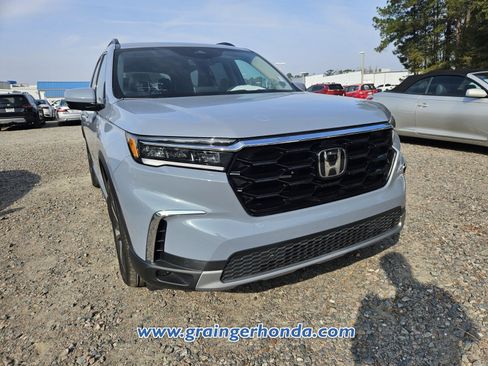 Certified 2023 Honda Pilot Touring image 4