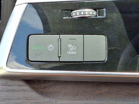 Used 2022 Audi Q8 Premium image 29