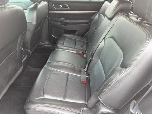 Used 2018 Ford Explorer XLT w/ Equipment Group 202A image 12