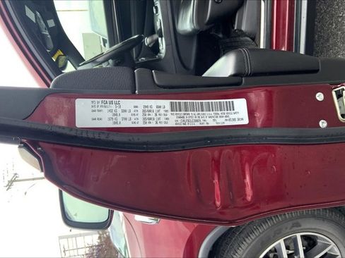 Used 2018 Jeep Grand Cherokee Limited image 32