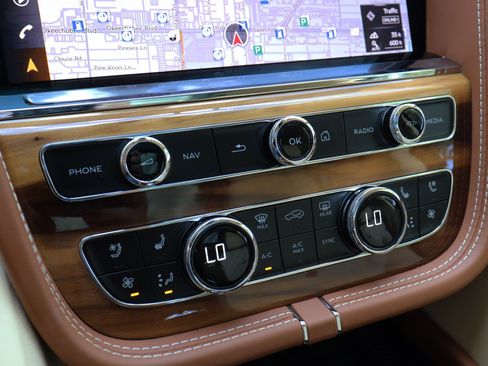 Used 2021 Bentley Bentayga AWD/4WD image 40