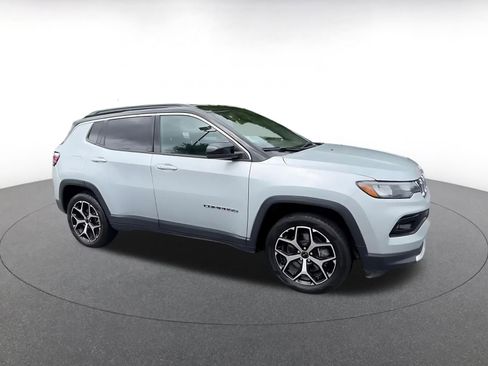 Used 2025 Jeep Compass Limited AWD/4WD image 2