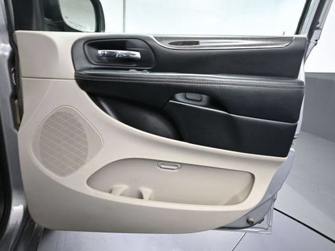 Used 2015 Chrysler Town & Country Touring FWD image 40