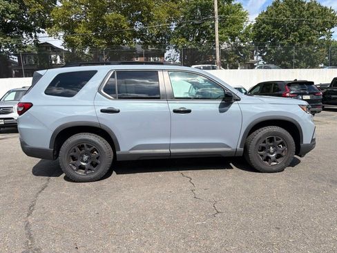 Used 2025 Honda Pilot TrailSport image 8