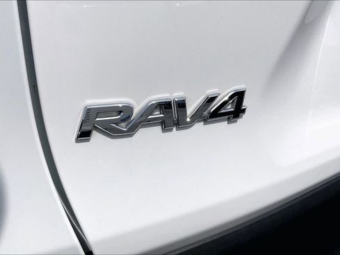 Used 2021 Toyota RAV4 XLE w/ Carpet Mat Package (TMS) image 30