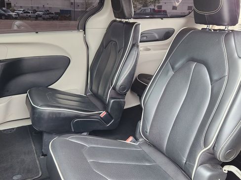 Used 2023 Chrysler Pacifica Limited FWD image 10