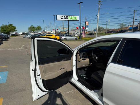 Used 2017 Hyundai Elantra Limited w/ Limited Tech Package 04 image 17