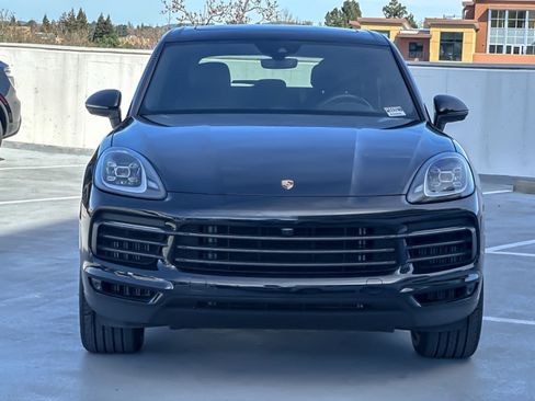 Certified 2023 Porsche Cayenne Platinum Edition image 11