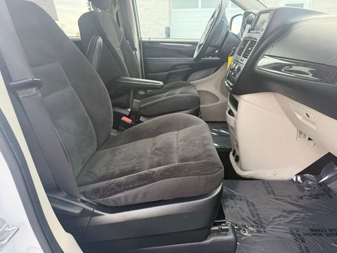 Used 2018 Dodge Grand Caravan SE w/ UConnect Hands-Free Group FWD image 42