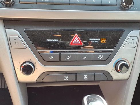 Used 2018 Hyundai Elantra SE image 17