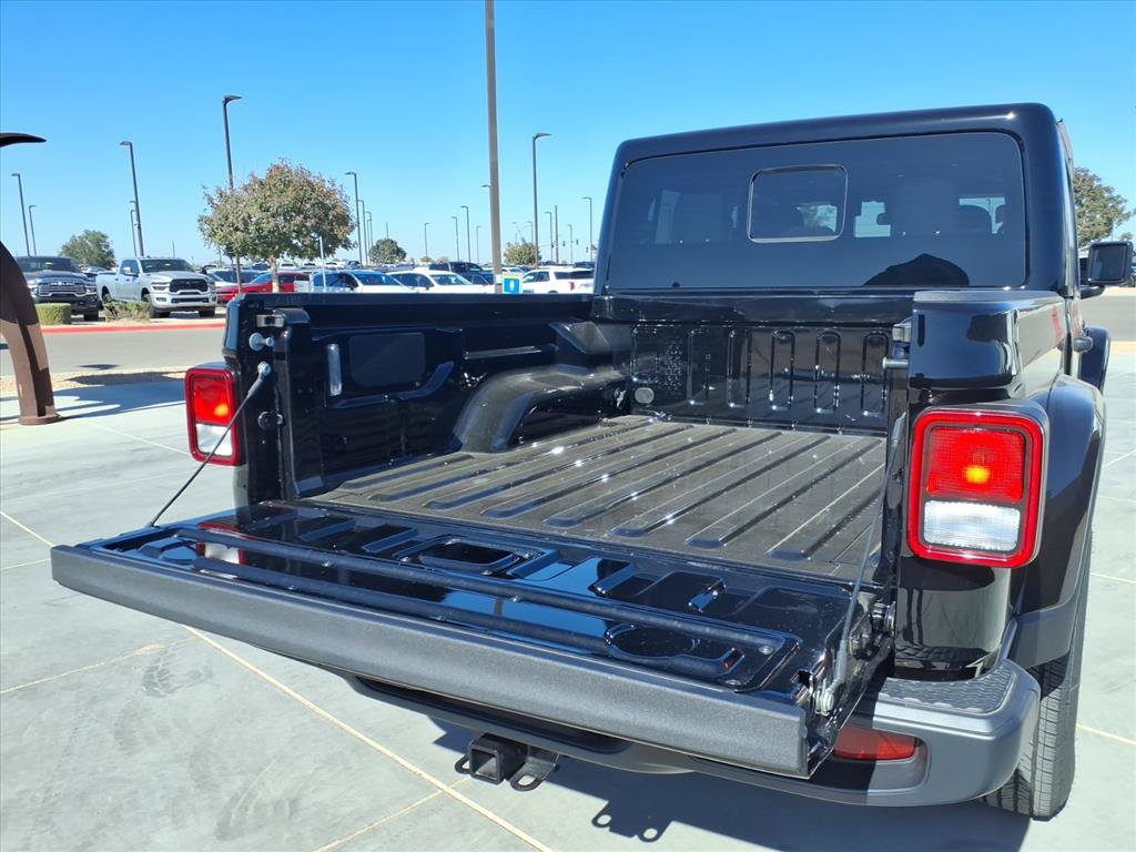 Used 2025 Jeep Gladiator Sport AWD/4WD image 4