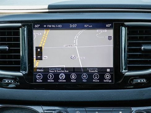 Used 2018 Chrysler Pacifica Touring Plus w/ Tire & Wheel Group FWD image 14