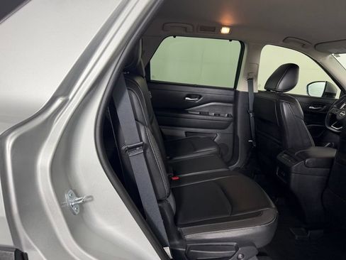 Used 2025 Nissan Pathfinder SL FWD image 28