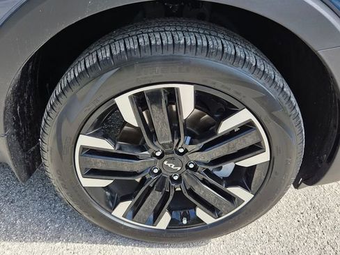 Used 2025 Kia Telluride SX w/ SX Captain's Chair Package FWD image 9