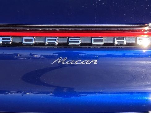 Certified 2025 Porsche Macan image 12