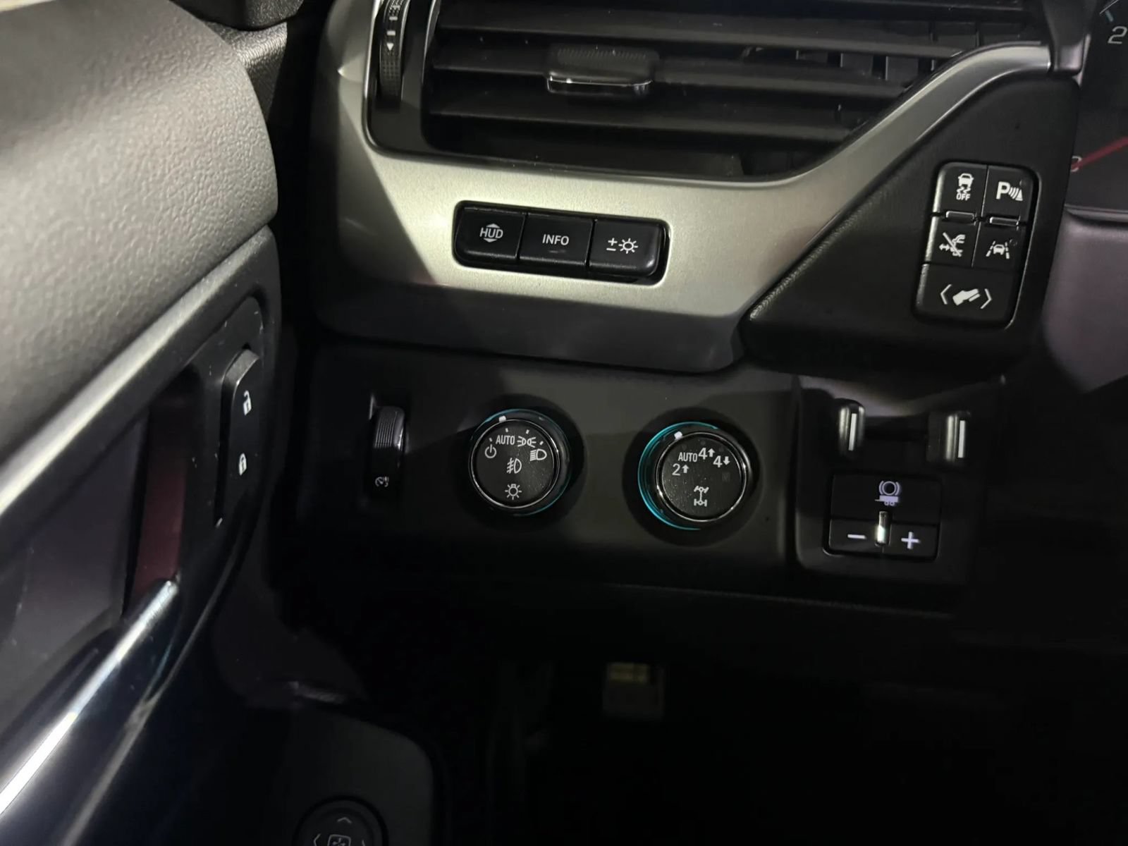 Used 2019 Chevrolet Suburban Premier w/ Premier Plus Edition AWD/4WD image 32
