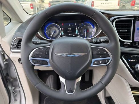 Used 2024 Chrysler Pacifica Limited image 21