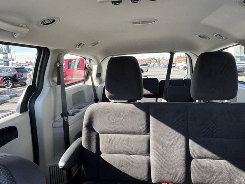 Used 2018 Dodge Grand Caravan SE w/ UConnect Hands-Free Group image 20