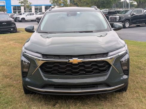 Used 2025 Chevrolet Trax LT FWD image 9