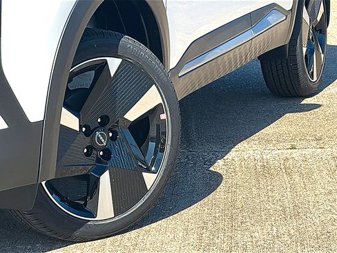 New 2026 Nissan Kicks SR image 3