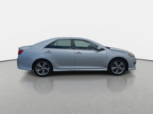 Used 2014 Toyota Camry SE image 4