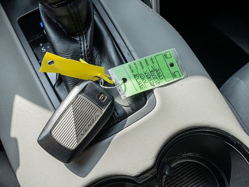 Used 2021 Toyota Venza LE image 32