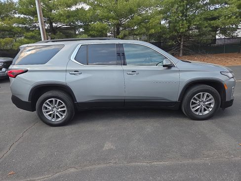 Used 2023 Chevrolet Traverse LT image 2