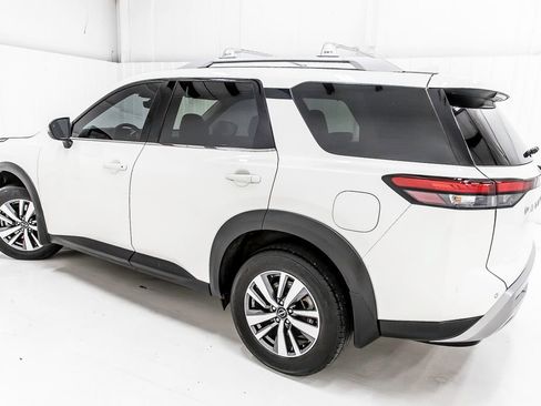Used 2024 Nissan Pathfinder SL w/ Cargo Package FWD image 4