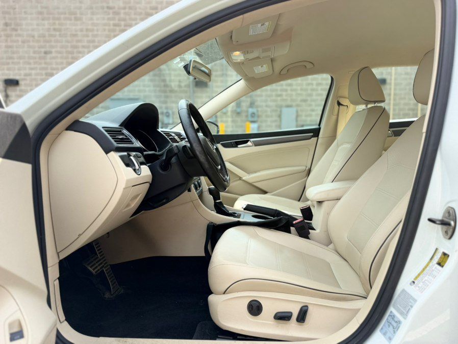 Used 2018 Volkswagen Passat 2.0T R-Line FWD image 24