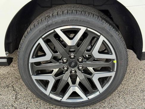 New 2026 Ford Expedition Platinum image 4