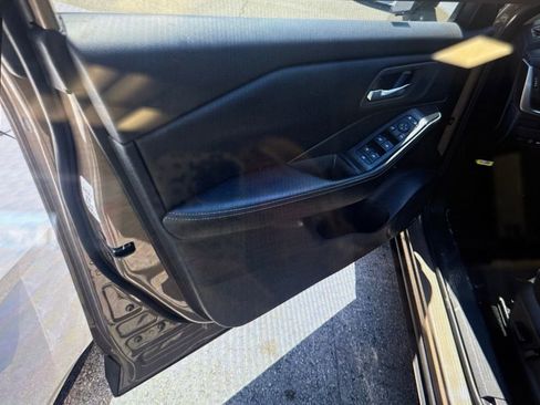 Used 2025 Nissan Rogue SV image 13