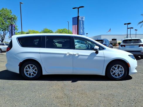 Used 2023 Chrysler Voyager LX FWD image 4
