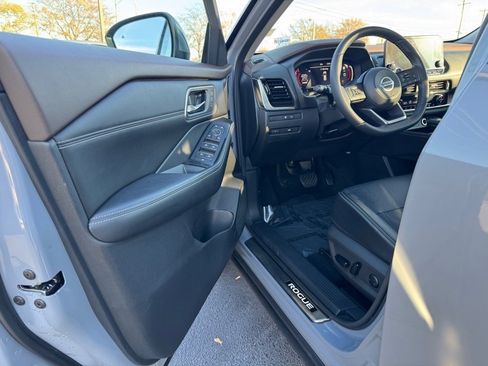 Used 2021 Nissan Rogue Platinum image 13