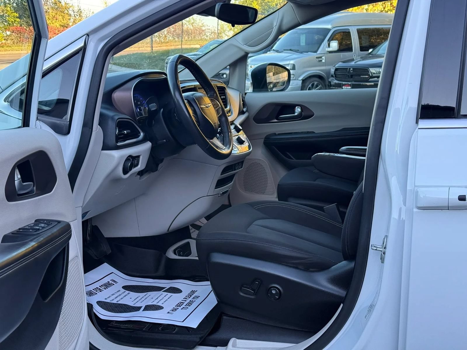 Used 2023 Chrysler Voyager LX FWD image 9