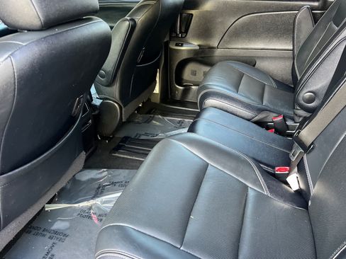 Used 2015 Toyota Sienna SE w/ SE Preferred Package FWD image 4