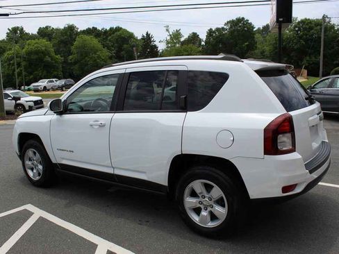 Used 2017 Jeep Compass Latitude FWD image 9
