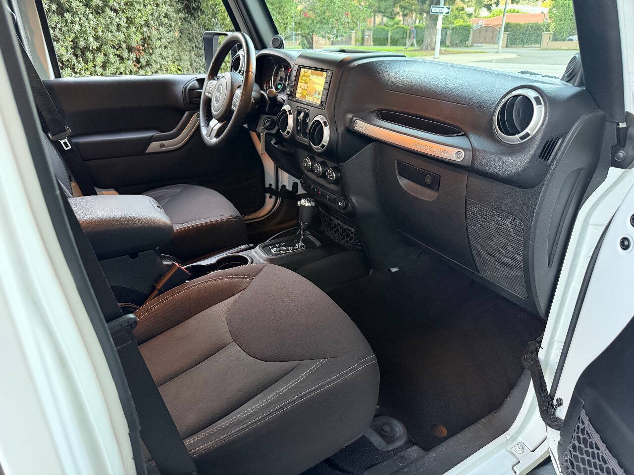 Used 2014 Jeep Wrangler Unlimited Sahara w/ Connectivity Group AWD/4WD image 25